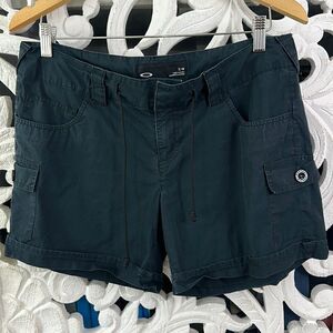 Oakley 5.5” black board shorts size 7/8